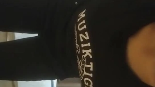 美乳美臀蜜汁嫩穴小骚逼跟小哥啪啪给狼友看，让小哥草嘴激情上位，干的骚穴白浆直流用小嘴舔干净，精彩刺激