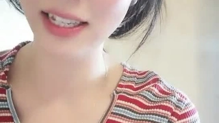 白虎粉嫩美女情趣内衣自慰直播，还用假阳具插穴自慰直播到高潮娇喘淫水四溢